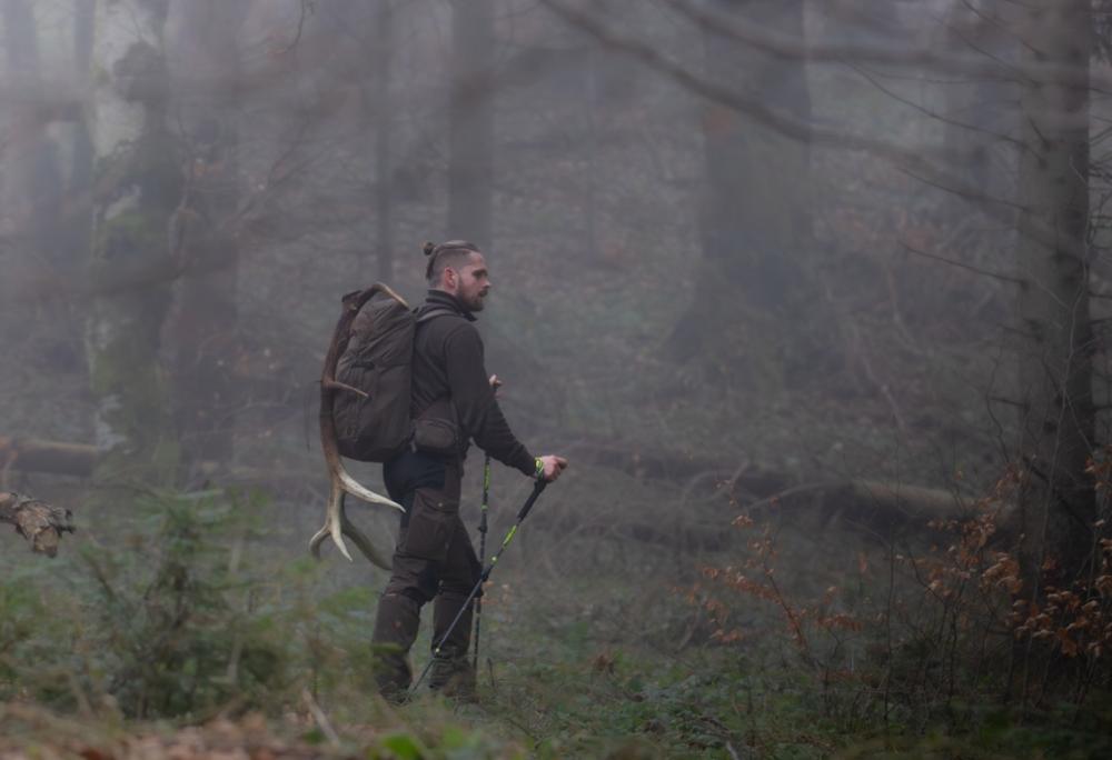 Zdjęcie przedstawiające człowieka w lesie